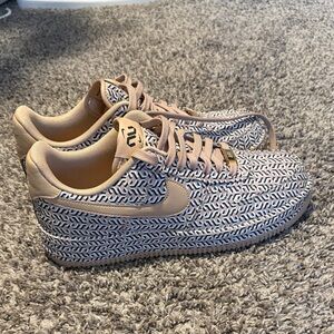 Nike Geometric Pattern Sneakers with Beige Highlights